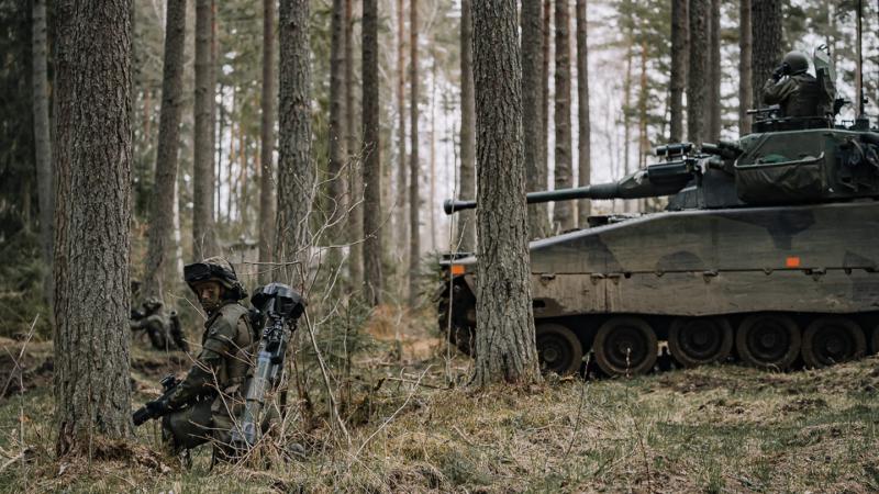 Zviedrijas un tās partnervalstu karavīri piedalās militārajās mācībās "Aurora 23"