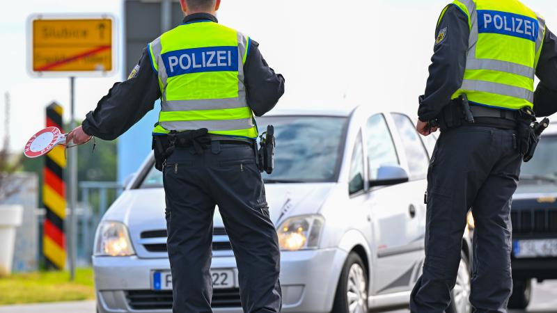 Policisti aptur mašīnu uz Vācijas- Polijas robežas