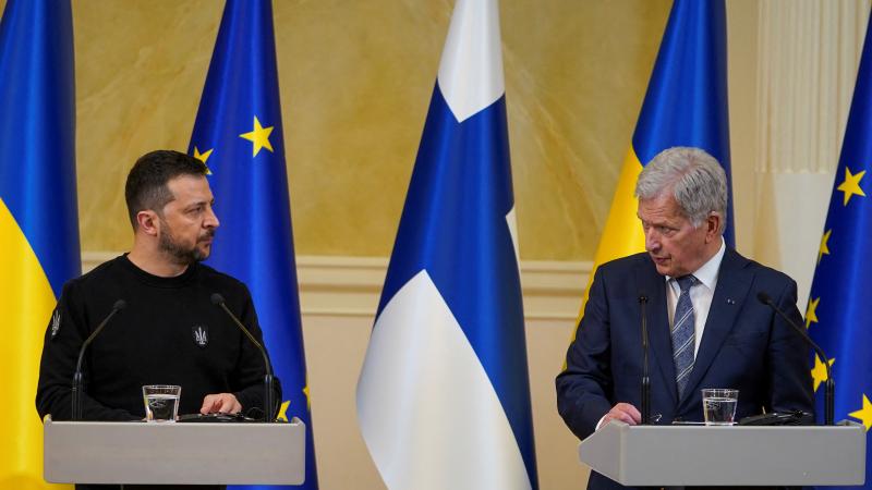 Ukrainas prezidents V. Zelenskis un Somijas prezidents Sauli Nīniste preses konferencē Helsinkos