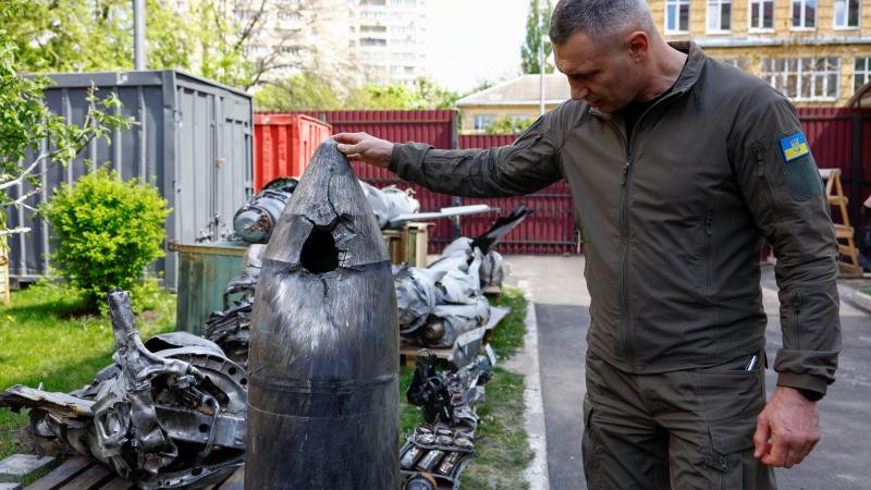 Kijivas mērs Vitālijs Kļičko pie ukraiņu notriektās “Kinzhal” raķetes