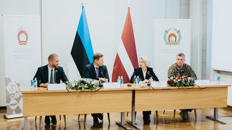 Latvijas aizsardzības ministres Ināras Mūrnieces un Igaunijas aizsardzības ministra Hanno Pevkura preses konference.
