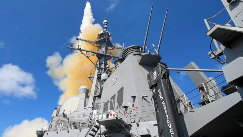 ASV Jūras spēku "Arleigh Burke" klases  iznīcinātājs "USS Roosevelt" mācību laikā izšauj raķeti SM-3