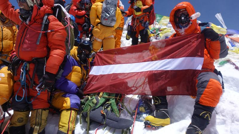 Juris Ulmanis Everestā ar Latvijas karogu