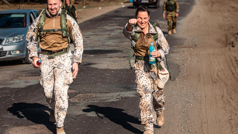 NBS karavīri piedalās forsētajā maršā "Baltic Warrior"