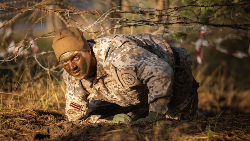 Sauszemes spēku Mehanizēto kājnieku brigādes karavīrs mācību laikā