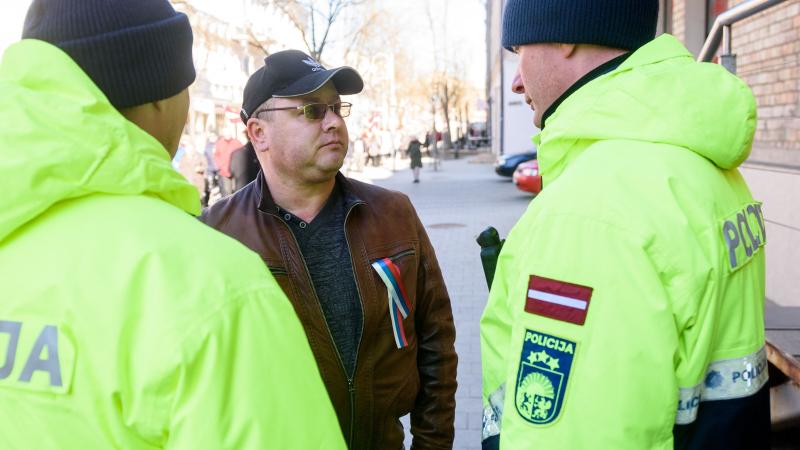 Policisti sarunājas ar vīrieti, kurš atbalsta Krieviju