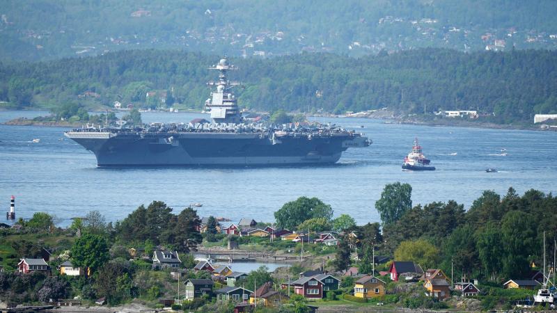 337 metrus garais ASV flotes aviācijas bāzes kuģis "USS Gerald R. Ford" ir redzams Oslo fjordā