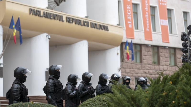 Moldovas parlamenta ēka, kuru apsargā policijas vienības