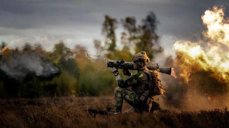 Zviedrijas armijas karavīrs šauj ar prettanku granātmetēju "Carl Gustaf"