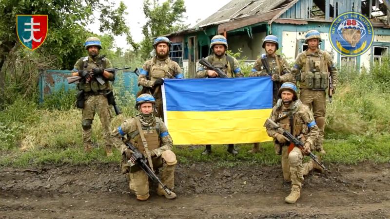 Ukraiņu karavīri pretuzbrukuma laikā atguvuši ciemu Doņeckā 