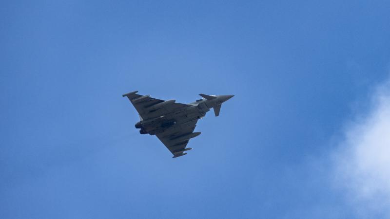 Lielbritānijas gaisa spēku iznīcinātājs "Typhoon" virs Lielvārdes Gaisa spēku bāzes