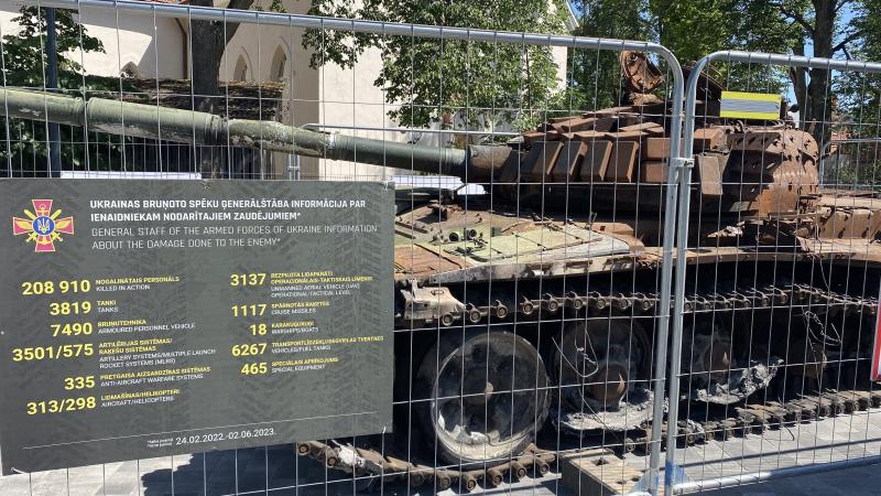 Ukrainas bruņoto spēku iznīcinātais krievu okupantu tanks T72B