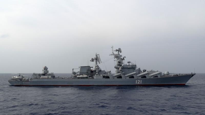 Okupantu Melnās jūras flotes flagmanis "Moskva" pirms nonākšanas jūras dzelmē
