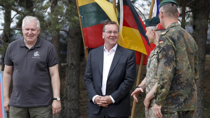 Vācijas aizsardzības ministrs Boriss Pistoriuss, centrā, pozē fotogrāfijai ar Lietuvā norīkotās vācu brigādes komandieri Kristianu Navratu pa labi un Lietuvas aizsardzības ministru Arvīdu Anušausku