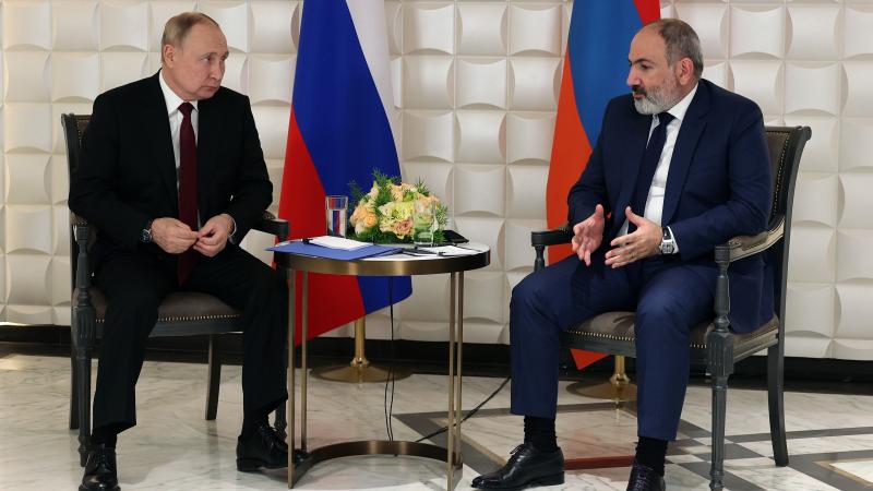 Armēnijas premjerministrs Nikols Pašinjans un Krievijas diktators Vladimirs Putins