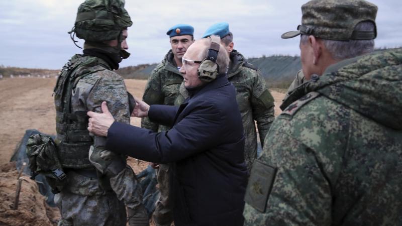Krievijas diktators Vladimirs Putins tiekas ar mobilizētajiem krievu rezervistiem, kas Rjazaņā tiek gatavoti izmantošanai tālākajā agresijā pret Ukrainā