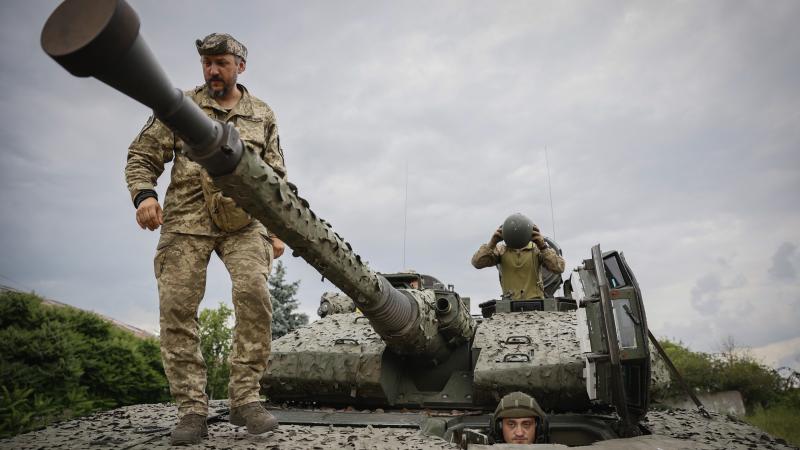 Ukraiņu karavīri ar zviedru kājnieku kaujas mašīnu "CV90"
