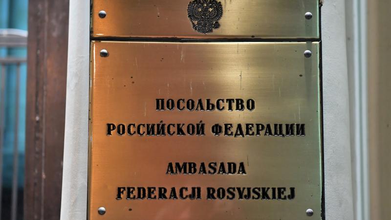 Plāksne uz agresorvalsts Krievijas vēstniecības ēku kompleksa Polijas galvaspilsētā Varšavā