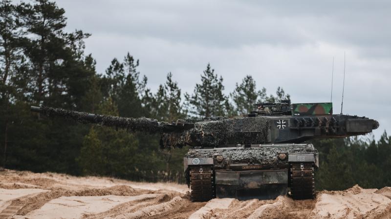 Vācijas bruņoto spēku kaujas tanks "Leopard" Ādažu poligonā