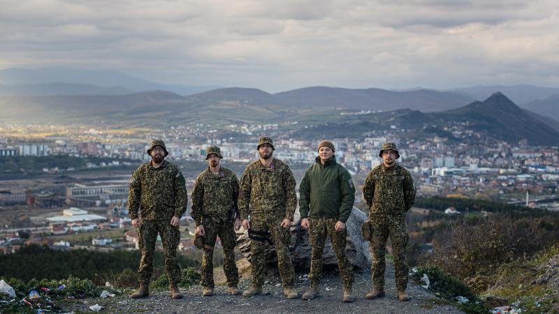 Latvijas kontingenta karavīri NATO vadītās miera uzturēšanas operācijas Kosovā