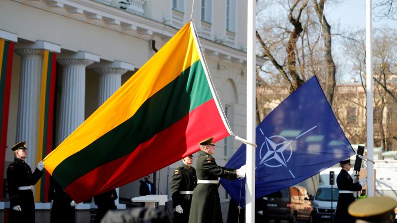 Lietuvas un NATO karogi