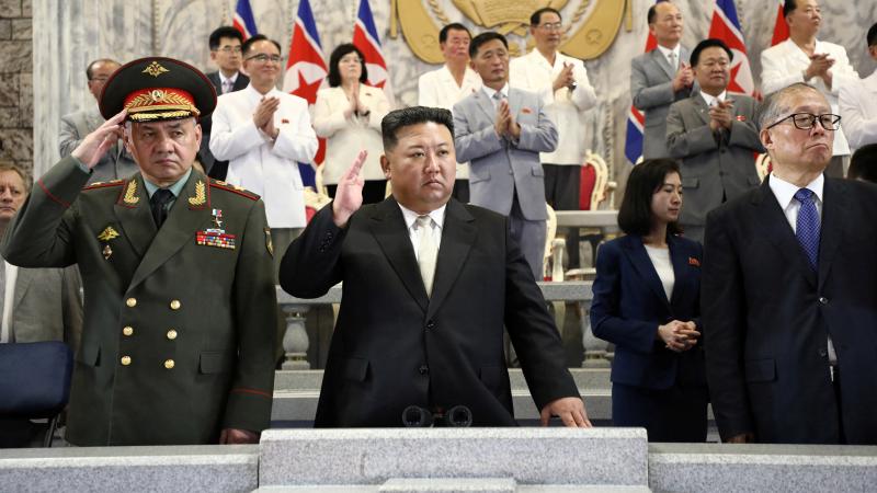 Ziemeļkorejas diktaors kopā ar Krievijas aizsardzības ministru un Ķīnas politbiroja locekli Li Hondžunu vēro militāro parādi