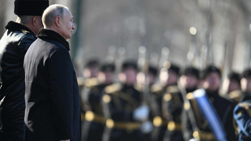Vladimirs Putins vēro karavīru maršu