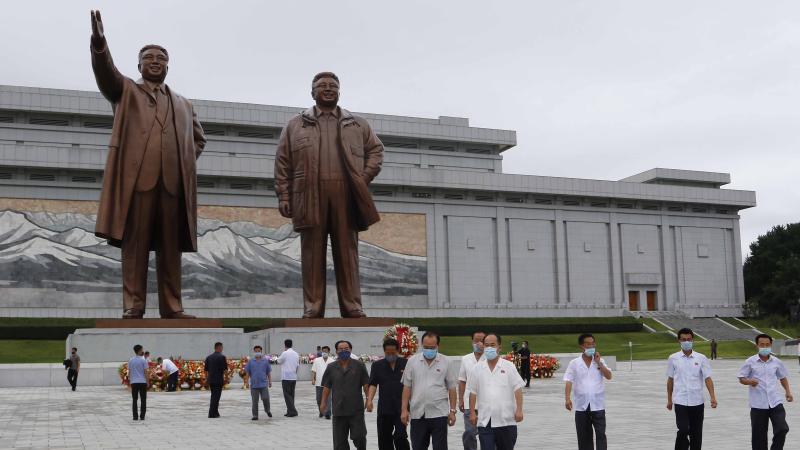 Ziemeļkorejas bijušo aizgājušo līderu Kima Il Sunga un Kima Čen Ila statujas pilsētas centrā