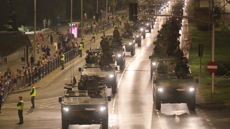 Polijas bruņoto spēku militārās parādes mēģinājums Varšavas ielās
