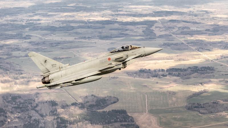 Itālijas Gaisa spēku lidmašīna Eurofighter Typhoon.