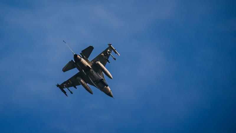 F-16 iznīcinātājs Latvijas debesīs