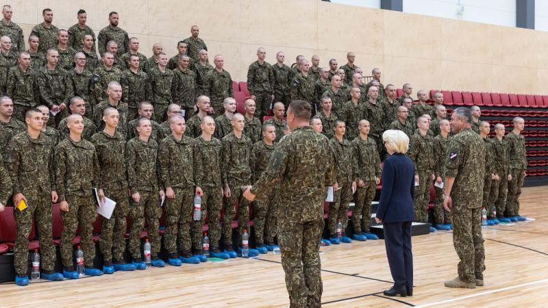  Aizsardzības ministre Ināra Mūrniece un Nacionālo bruņoto spēku komandieris ģenerālleitnants Leonīds Kalniņš Ādažu bāzē tiekas ar Valsts aizsardzības dienesta karavīriem.