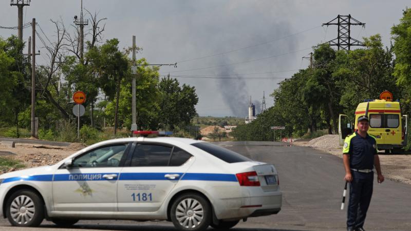 Ilustratīvs attēls. Okupācijas varas policists Krimā bloķējis ceļu uz militāro mācību polici, kurā izcēlušās liesmas