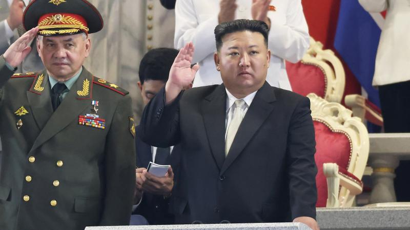 Ziemeļkorejas diktators Kims Džong Uns un agresorvalsts Krievijas aizsardzības ministrs Sergejs Šoigu pieņem militāro parādi Phenjanā