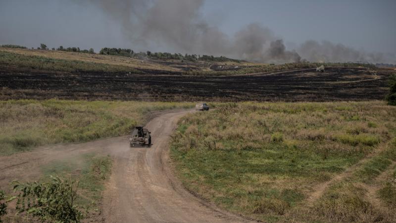 Ukrainas karavīri brauc netālu no frontes līnijas pēc nelielas MLRS apšaudes pret Krievijas karaspēku Zaporižas reģionā