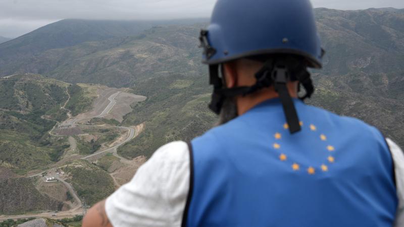 Eiropas Savienības novērotājs raugās Lačinas koridora virzienā