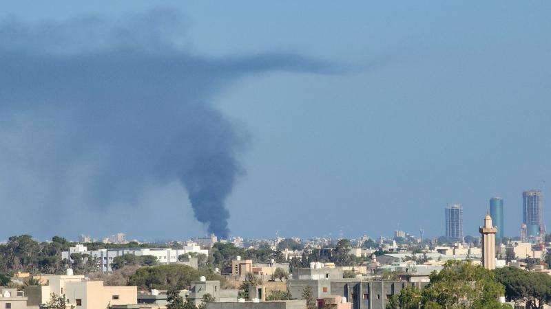 Lībijā degošā ēka