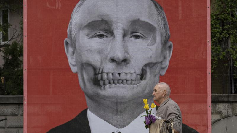 Putina tēls skeleta formā pie Krievijas vēstniecības Rīgā
