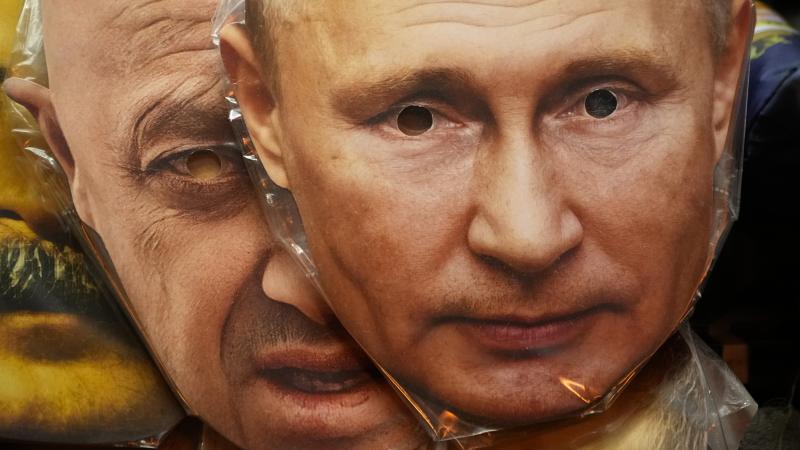 Vladimira Putina maska aizsedz Jevgēņija Prigožina masku