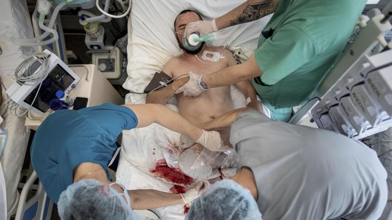 Mediķi ukraiņu karavīram veic abu kāju amputāciju