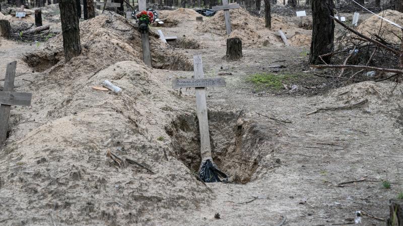 Krievu okupantu nogalināto civiliedzīvotāju masu kapi Kupjanskā