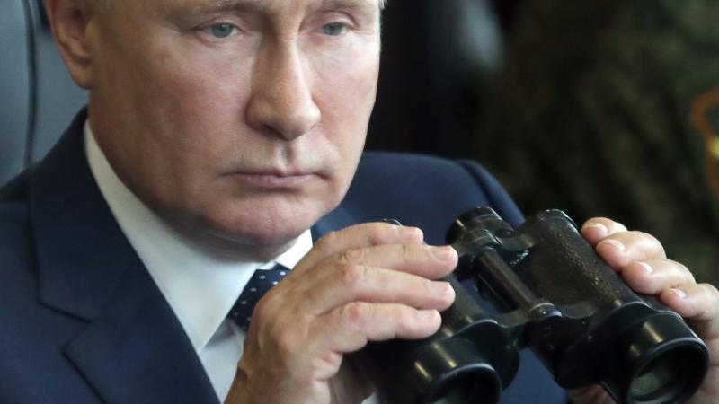 Krievijas diktators Vladimirs Putins vēro militārās mācības "Zapad 2021"