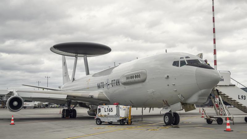 NATO AWACS lidmašīna lidostā "Rīga"
