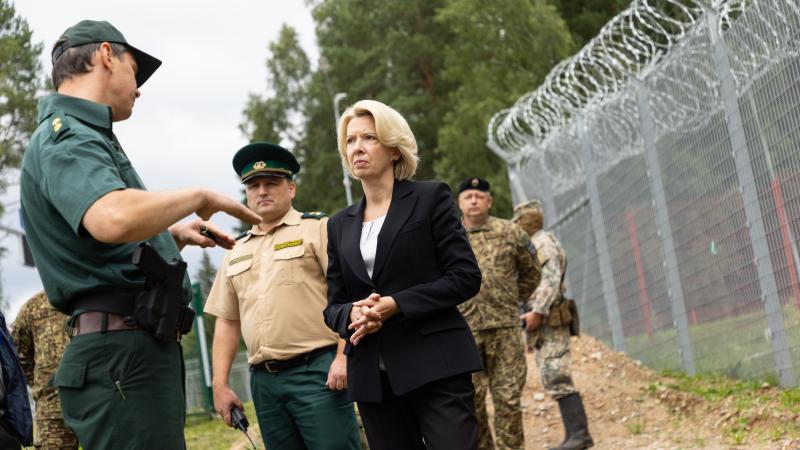 Aizsardzības ministre Ināra Mūrniece pie Baltkrievijas robežas