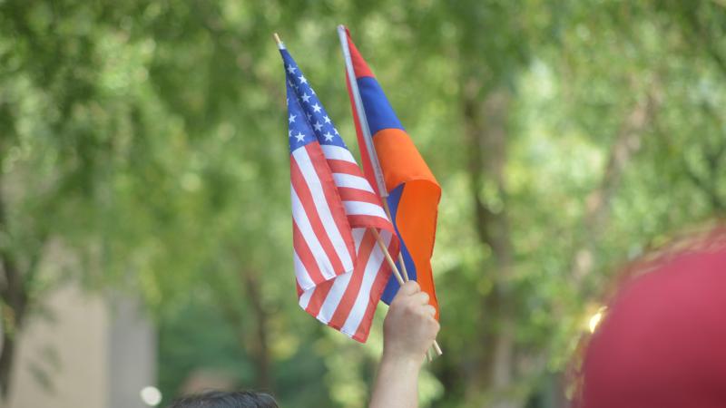 Protestētāji tur ASV un Armējias karogus, aicinot apstādināt Azerbaidžānas blokādi, kas viecina badu Kalnu Karabahā