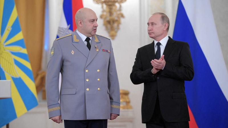 Vladimirs Putins kopā ar ģenerāli Sergejs Surovikins 