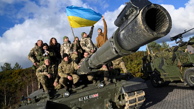 Ukrainas karavīri pie "Challenger 2" tanka