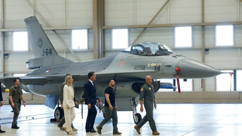  Ukrainas prezidents Volodimirs Zelenskis un Nīderlandes premjerministrs Marks Rite pie F-16