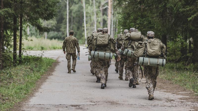 Latvijas armijas kursanti dodas pārgājienā