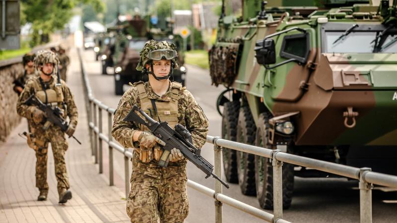 Sauszemes spēku Mehanizētās kājnieku brigādes karavīri mācībās Latgalē